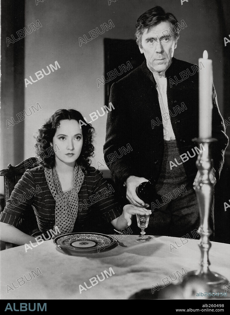 LEO G. CARROLL and MERLE OBERON in WUTHERING HEIGHTS, 1939, directed by WILLIAM WYLER. Copyright UNITED ARTISTS.