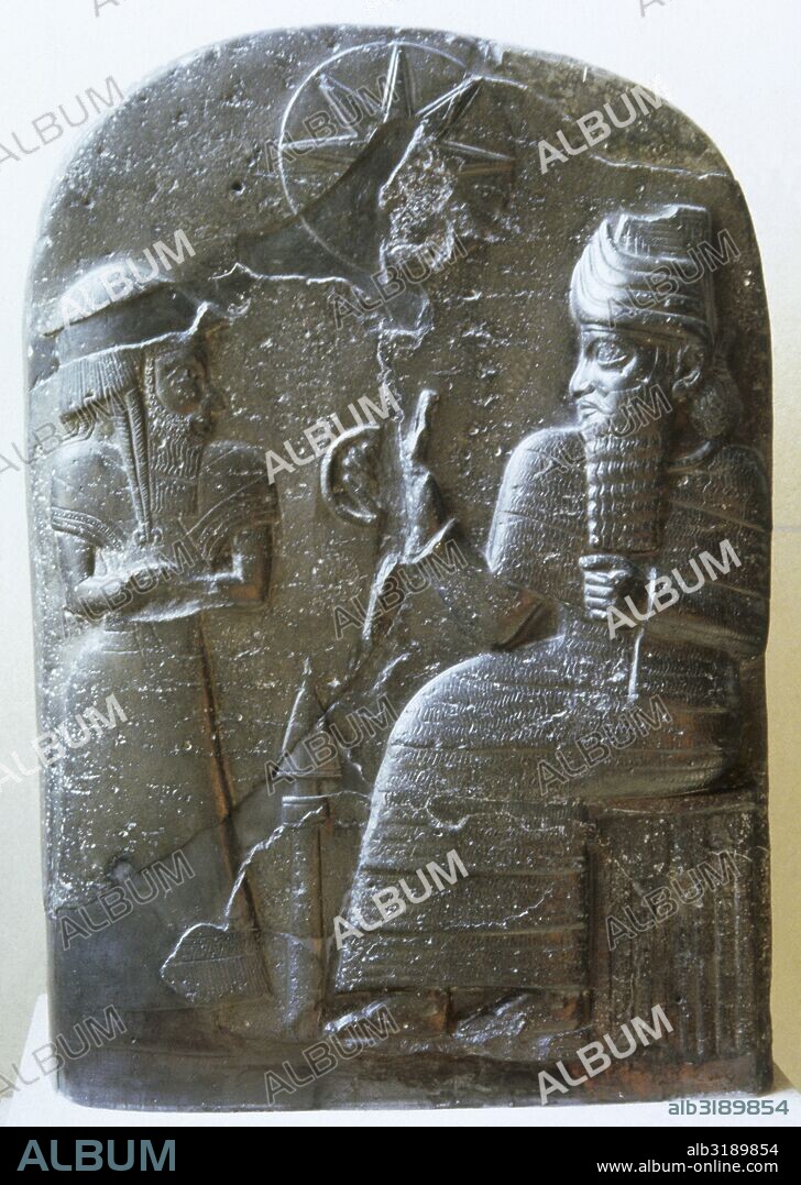 Próximo Oriente. Mesopotamia. Estela usurpada por un rey de Elam, antigua región del SO. de Persia. Presenta dos figuras humanas una de ellas, sentada. Pieza realizada en basalto y datada en el siglo XII a. C. Museo del Louvre. París. Francia.