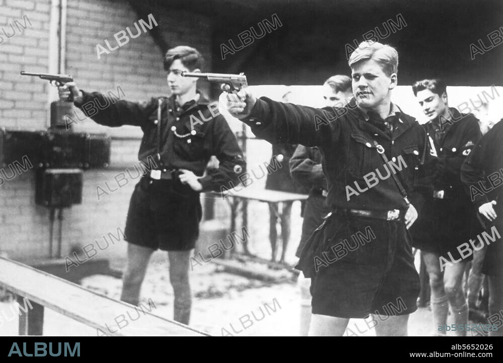 2e G. M. "Volkssturm" (milice civile crée par Hitler le 25 septembre 1944 : mobilisation de tous les Allemands âgés de 16 à 60 ans). Jeunes des Jeunesses hitlériennes s'entraînant au tir au pistolet.-.