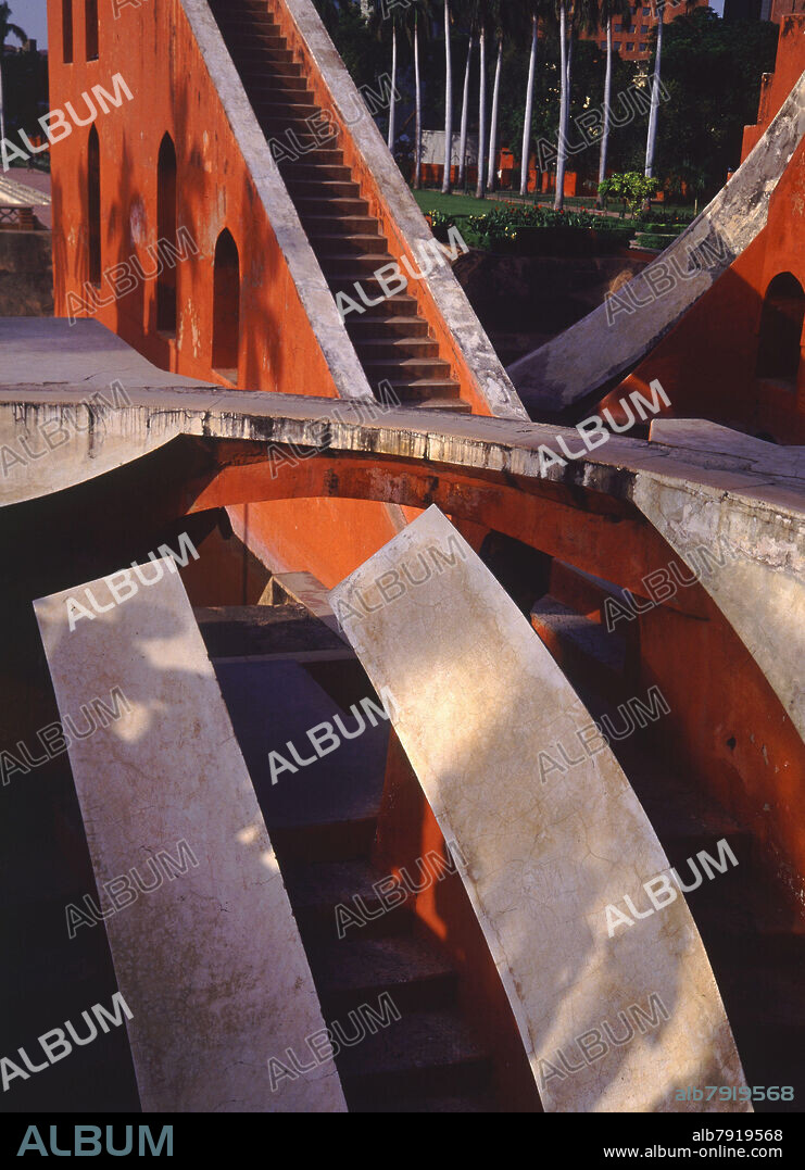 MAHARAGA SAWAI JAI SINGH (1681-1743) JAI SINGH II. DETALLE - OBSERVATORIO ASTRONOMICO DE JANTAR MANTAR - S XVIII.