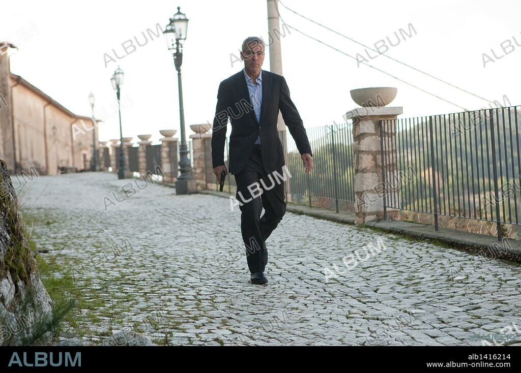 GEORGE CLOONEY in THE AMERICAN, 2010, directed by ANTON CORBIJN. Copyright FOCUS FEATURES/GREENLIT RIGHTS/SMOKE HOUSE/THIS IS THAT PROD.