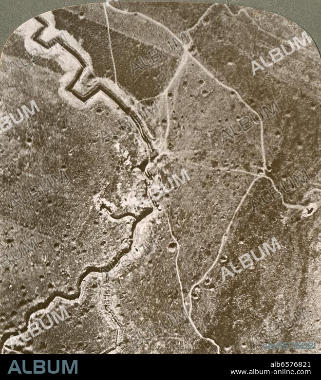 Geschichte / Erster Weltkrieg / Westfront.-"Over the German lines, showing deep trenches, mine craters, and shell pitted ground" (Von tiefen Gräben durchzogene und mit Minentrichtern übersäte deutsche Stellungen).-Luftaufnahme (Teil einer stereoskopischen Aufnahme), undat. Nr.159 einer Fotoserie, London ( ...