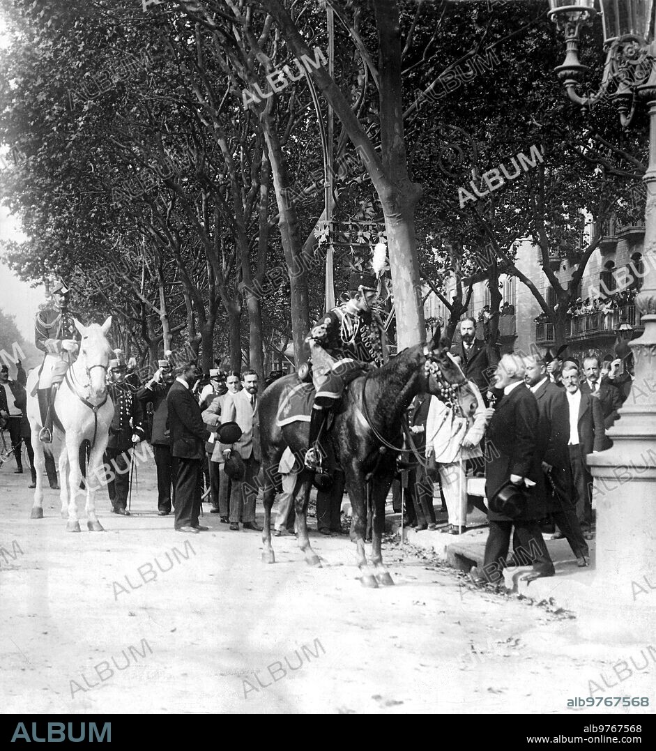 November 6, 1908. The King in Barcelona. During the military review SM On horseback Speaking with Mr. Maura and the civil governor.