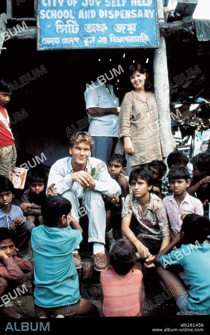 PATRICK SWAYZE and PAULINE COLLINS in CITY OF JOY, 1992, directed by ROLAND JOFFE. Copyright WARNER BROTHERS.
