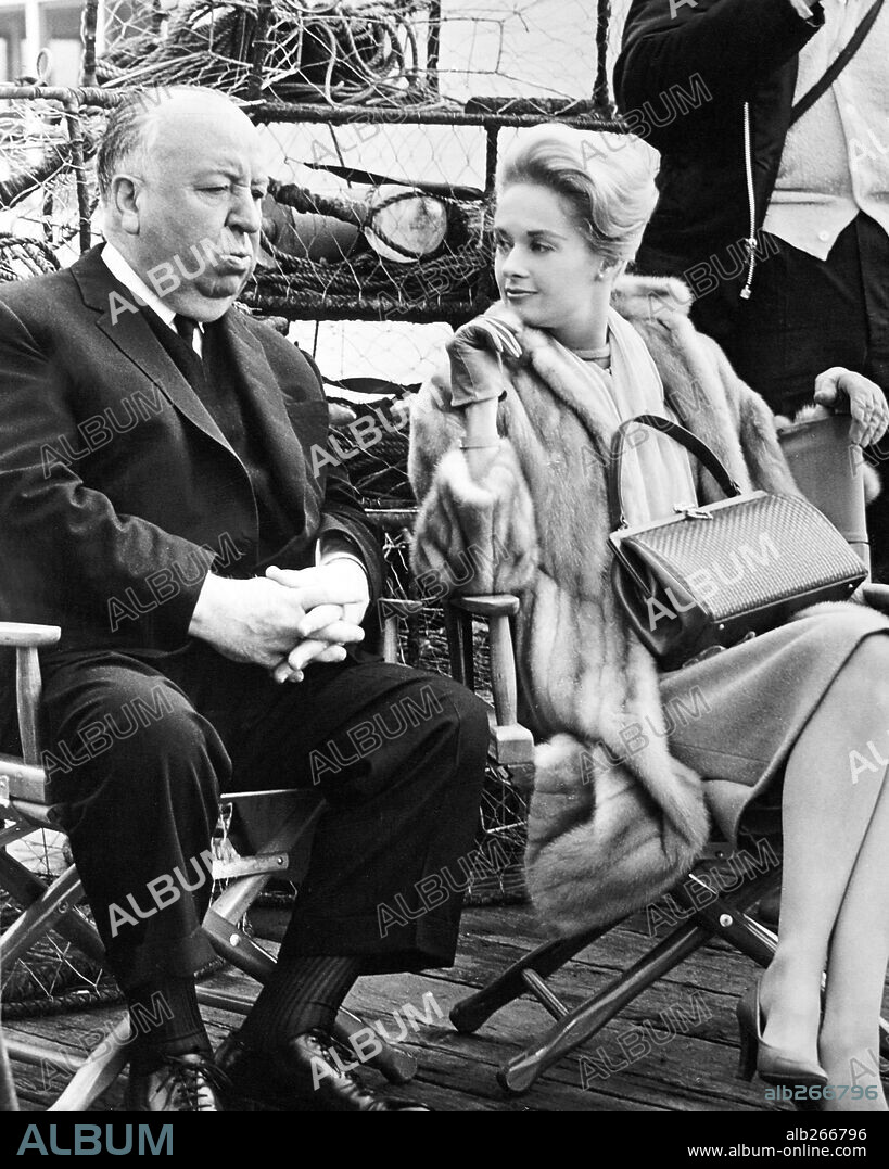 ALFRED HITCHCOCK y TIPPI HEDREN en LOS PÁJAROS, 1963 (THE BIRDS), dirigida por ALFRED HITCHCOCK. Copyright Alfred J. Hitchcock Productions.