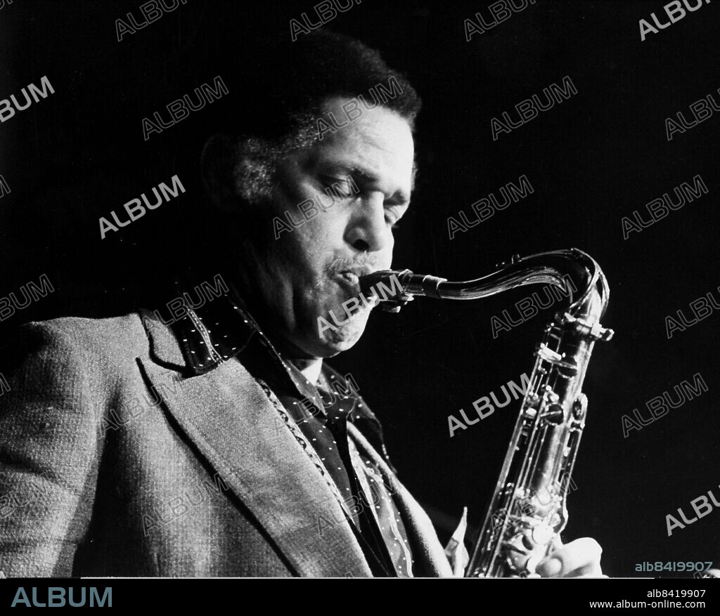 STOCKHOLM 730317 - Jazztenoristen Dexter Gordon invigde på fredagskvällen en ny jazzklubb i Stockholm. F.d. Gazell Clubs omlokalisering till David Bagares gata är naturligtvis en ovanligt välkommen musikbegivenhet för alla jazzälskare i Stockholm. I en nyrenoverad Dambergs Tvåa blir det hädanefter höga musikaliska sysselsättningar. Foto: Jacob Forsell kod 14 . COPYRIGHT SCANPIX SWEDEN.