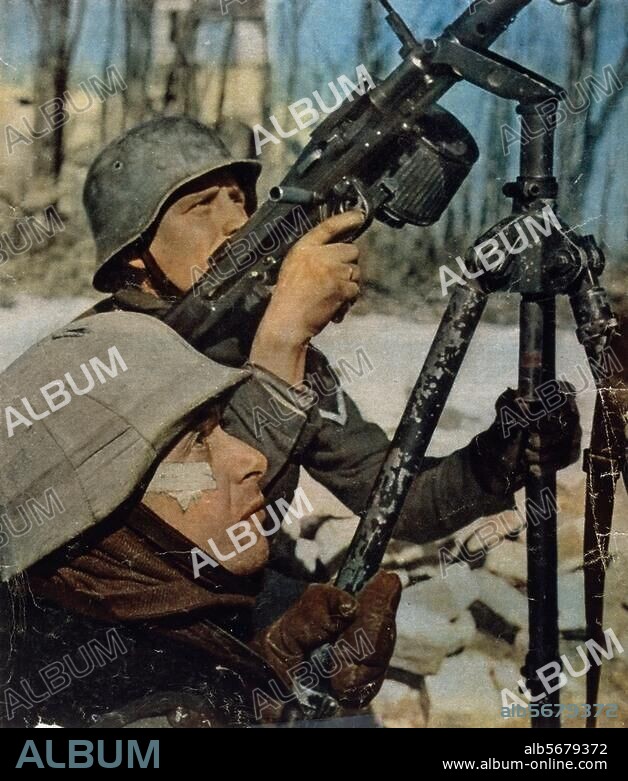 Military / Weapons:. arms. German army soldiers with a heavy machine gun (World War II). Photo, title page "Die Wehrmacht", edition A, 6th year, from 6th June 1942.