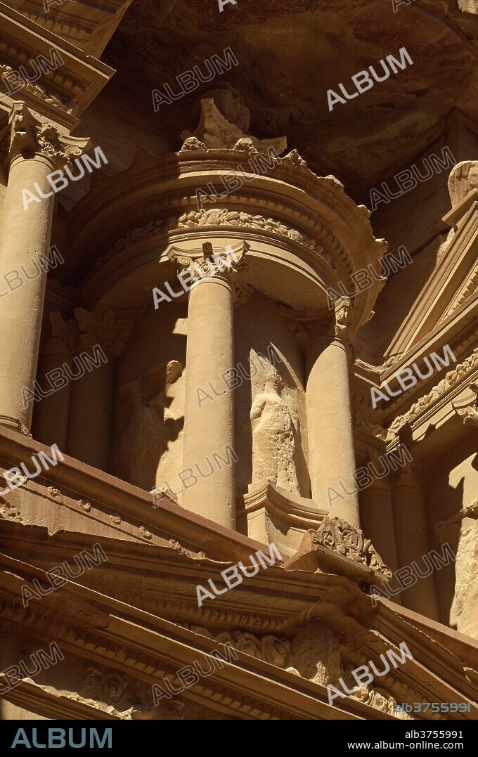 The Treasury (Al Khazneh) (El Khazneh) (Al Khazna), Petra, UNESCO World Heritage Site, Jordan, Middle East.