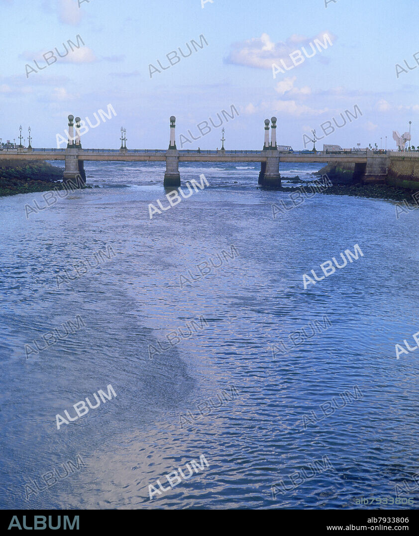 JOSE EUGENIO RIBERA (1864-1936). PUENTE DE ZURRIOLA O DEL KURSAAL SOBRE EL RIO URUMEA - FOTO AÑOS 90.