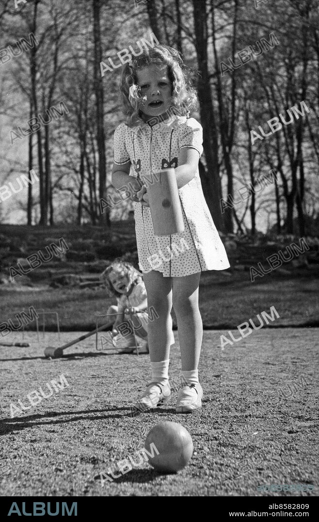ARKIV HAGA 19420529.. Hagasessorna spelar krocket på Haga. Prinsessan Désirée står med klubban i högsta hugg medan prinsessan Birgitta i bakgrunden ser till att spelreglerna iakttas.. Foto: AB Text & Bilder / SVT / Kod: 5600. Bonnierarkivet. Hagasessorna Hagaprinsessorna Sällskapspel Krocketklot.