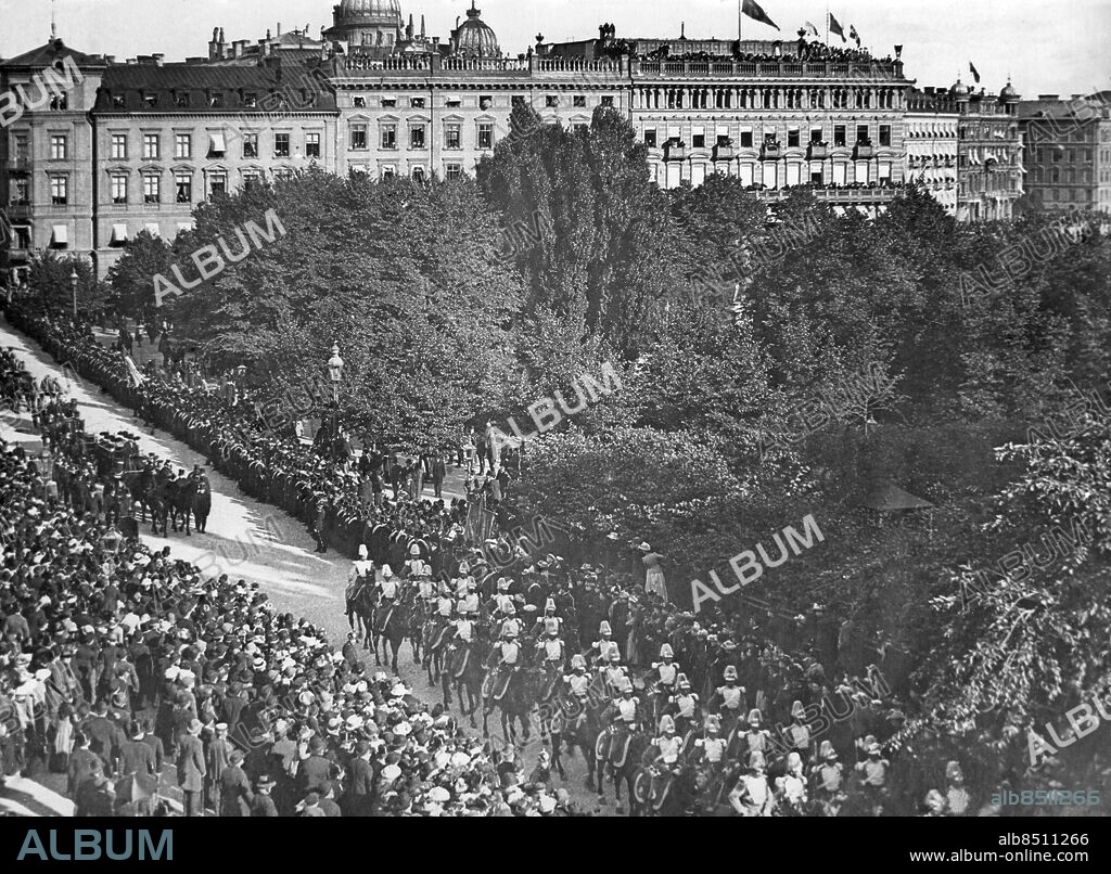 Utan bildtext. Not. John Ericsons begravning i Stockholm Anm. J Ericsson, 1803-1889, svensk-amerikansk uppfinnare. 1890 fördes kistan till Stockholm ombord på den amerikanska kryssaren Baltimore. Kungsträdgården Åskådare Trängsel Begravningståg Se även BBA922-BBA923, BBA925-BBA926, BBA929 och BBA931 persons: John Ericsson* sites: SVERIGE ;STOCKHOLM.