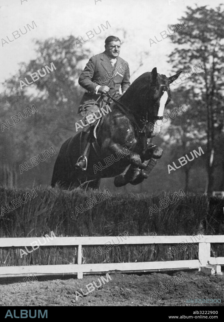 Orig. bildext... STAATSSEKRETÄR DR. MEISSNER, der bei der Verhandlungen um die Regierungsbildung wieder häufiger genannte Berater des Reichspräsidenten, auf seinem täglichen Morgenritt im Berliner Tiergarten. Anm. Publ i Die Weimarer Zeit s.395 Meissner, Otto, 1880-1953, tysk statstjänsteman rådgivare, statssekreterare, verksam under Hindenburg, Ebert och Hitler. Ryttare Hoppning Hinder Memoarförfattare Hinderridning CD254 persons: Otto Meissner sites: BERLIN ;TYSKLAND.