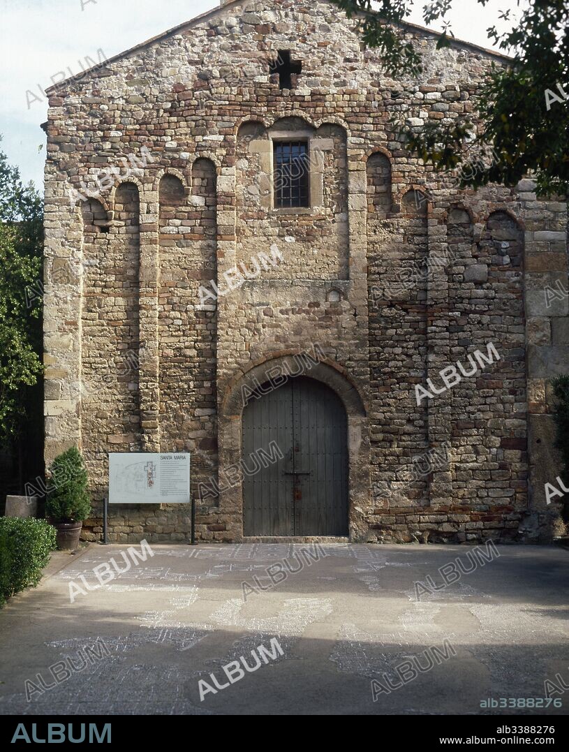 Iglesia de Santa Maria. De planta de cruz latina, con ábside rectangular en el exterior y de herradura en el interior. La nave es principios del siglo XII, aunque la cabecera pertenece a un templo de construcción anterior. Terrassa. Provincia de Barcelona. Comarca del Vallès Occidental. Cataluña.