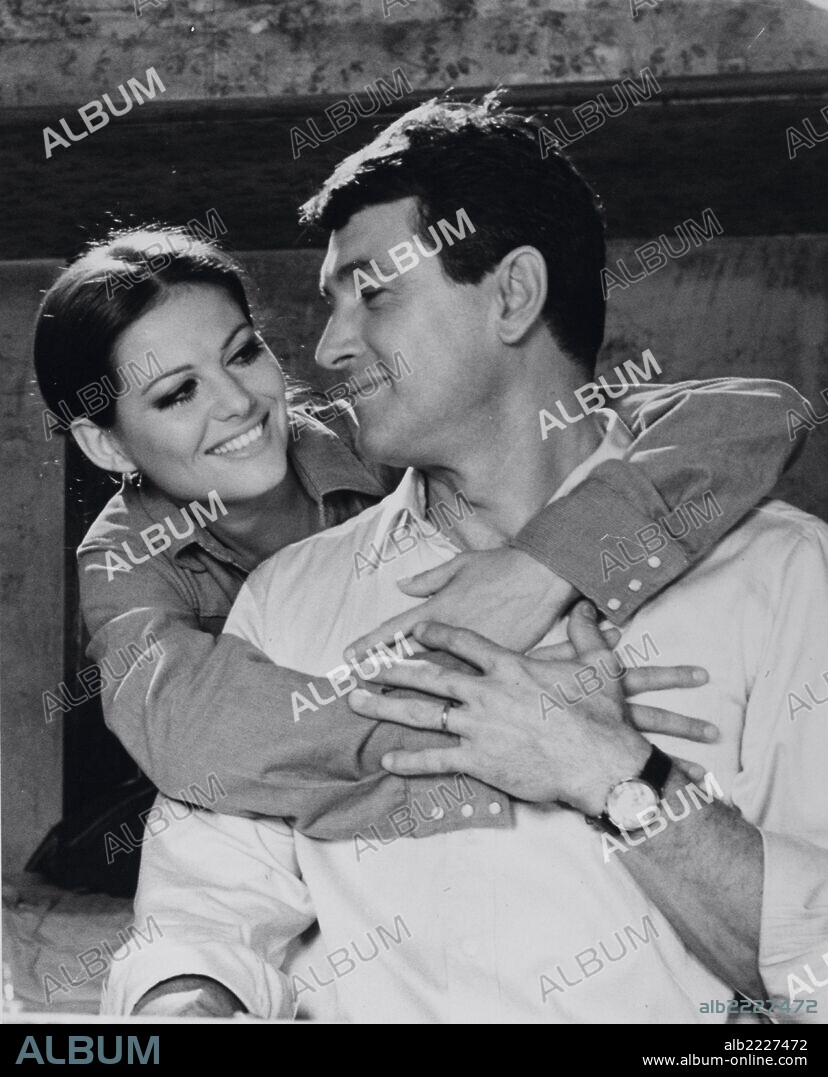 CLAUDIA CARDINALE et ROCK HUDSON dans RUBA AL PROSSIMO TUO, 1969, réalisé par FRANCESCO MASELLI. Copyright VIDES / FRANCO CRISTALDI.