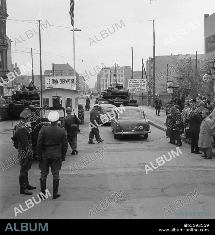 Berlin, 25. Oktober 1961. Amerikanische Panzer am Grenzübergang Friedrichstraße (Checkpoint Charlie). Foto.