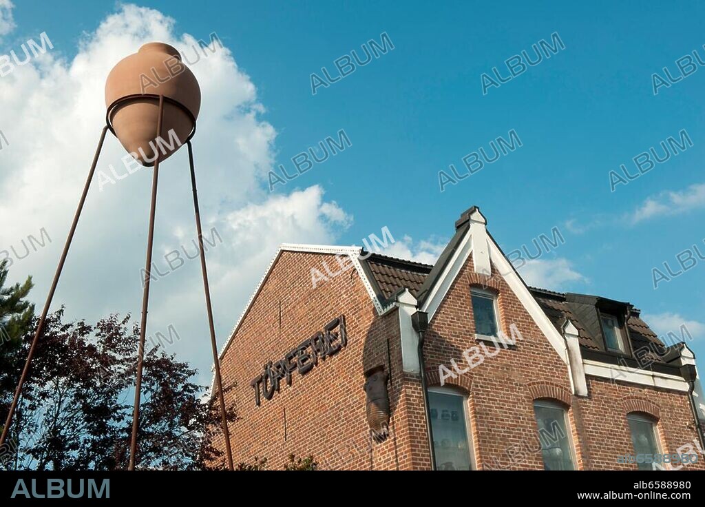 Deutschland, NRW, Kreis Düren, Langerwehe, Töpferei in der Hauptstrasse.