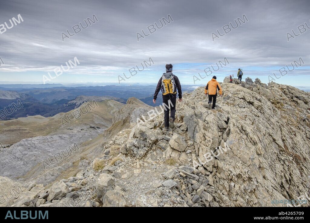 escursionistas ascendiendo el pico mesa de los Tres Reyes , Hiru Errege Mahaia, 2442 metros, Parque natural de los Valles Occidentales, Huesca, cordillera de los pirineos, Spain, Europe.