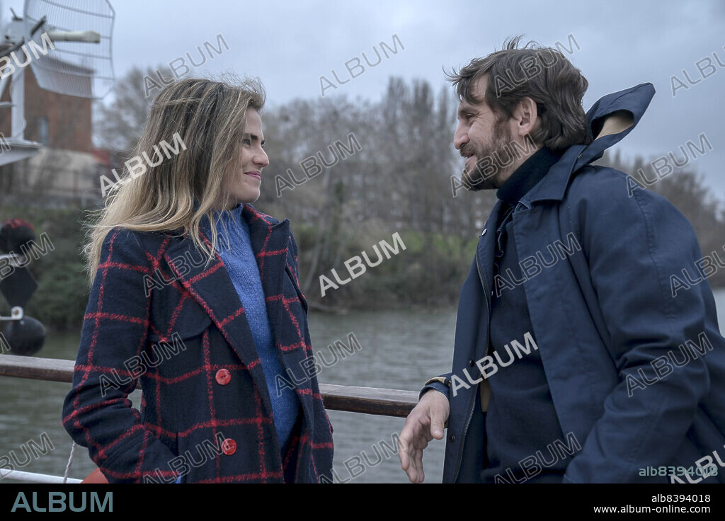 KARLA SOUZA and RAUL AREVALO in VOY A PASARMELO BIEN, 2022, directed by DAVID SERRANO. Copyright El Estudio / RTVE.