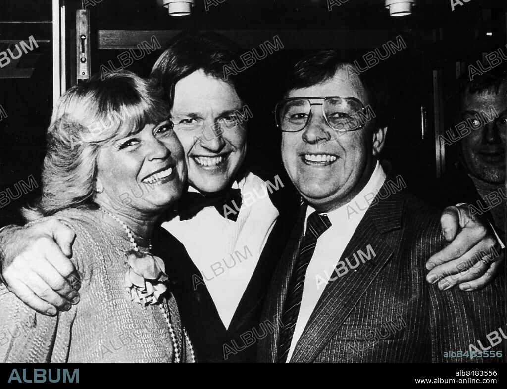 Karlstad 1981-11-03. 25 år firar dansbandet Sven-Ingvars. Här hyllas mr Sven Ingvar Sven-Erik Magnusson av paret Lilly Berglund och Göte Wilhelmsson *** Local Caption *** GP Foto: Harry Nicolaisen. KAMERAREPORTAGE.
