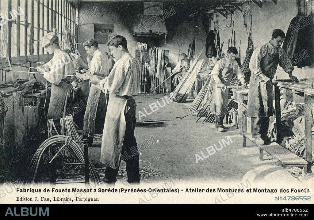 'Fabrique de fouets Massot a Sorede (Pyrenees-Orientales). Atelier des montures et montage des fouets'. Photographie anonyme pour une carte postale vers 1910. Credit : Collection IM/KHARBINE-TAPABOR.