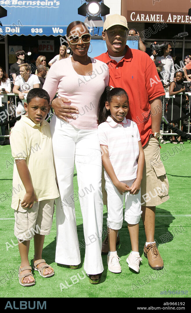 MARY J BLIGE. May 6, 2007 - Westwood, California, USA - Singer MARY J. BLIGE, KENDU ISAACS, JORDAN & NASIR at the 'Shrek The Third' Hollywood Premiere held at the Mann Village Theatre. 06/05/2007