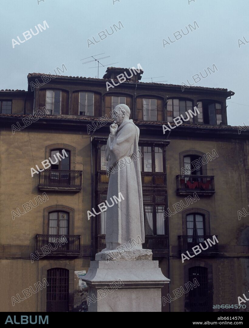 GERARDO ZARAGOZA (1902-1985). ESTATUA DEL PADRE FEIJOO EN LA PLAZA DE S VICENTE - 1953.