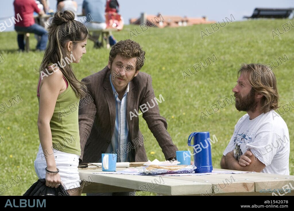 ANTONIO DE LA TORRE, CLARA LAGO y RAUL AREVALO en PRIMOS, 2011, dirigida por DANIEL SANCHEZ AREVALO. Copyright MOD PRODUCCIONES/ATIPICA FILMS.