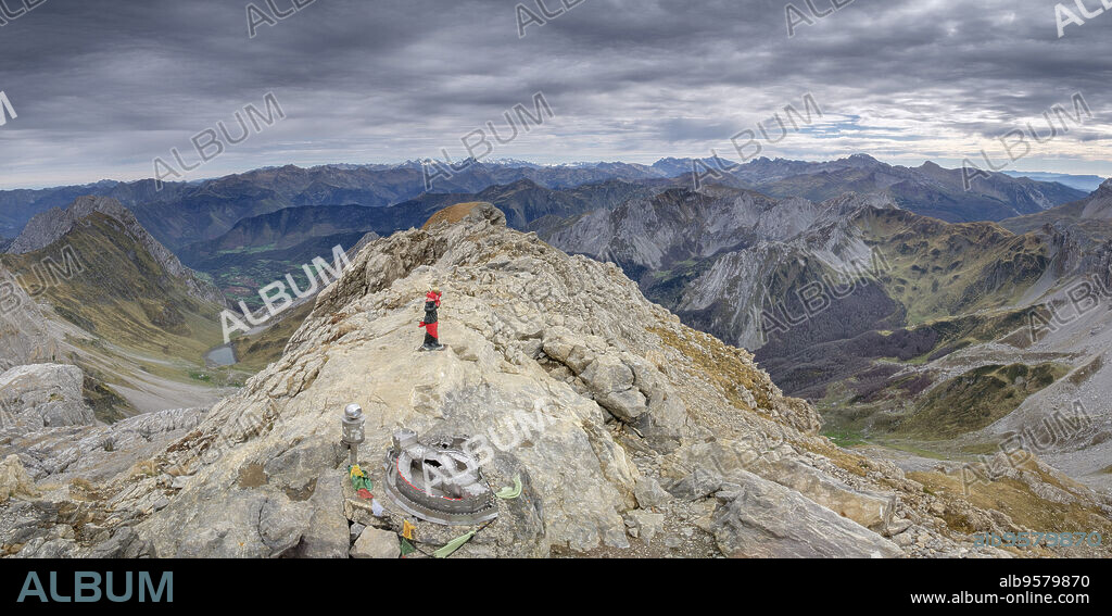 figura de San Francisco Javier y una maqueta de su castillo, Mesa de los Tres Reyes , Hiru Errege Mahaia, 2442 metros, Parque natural de los Valles Occidentales, Huesca, cordillera de los pirineos, Spain, Europe.