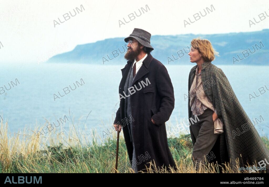 DORA CARRINGTON, JONATHAN PRYCE and EMMA THOMPSON. EMMA THOMPSON and JONATHAN PRYCE in CARRINGTON, 1995, directed by CHRISTOHER HAMPTON. Copyright POLYGRAM.