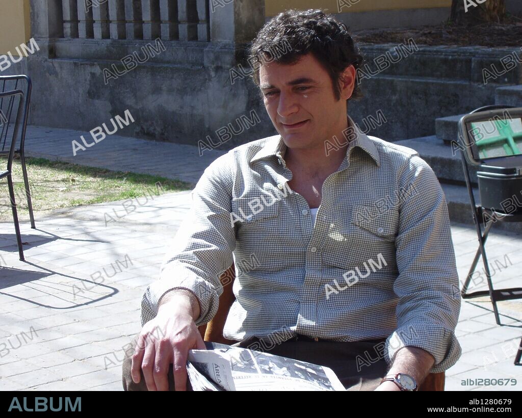 ALEX BRENDEMÜHL en EL CONSUL DE SODOMA, 2009, dirigida por SIGFRID MONLEON. Copyright INFOCO.
