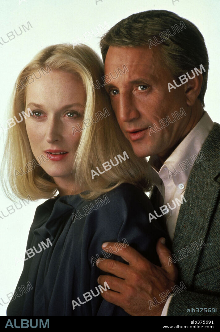 MERYL STREEP and ROY SCHEIDER in STILL OF THE NIGHT, 1982, directed by ROBERT BENTON. Copyright M.G.M/UNITED ARTIST.