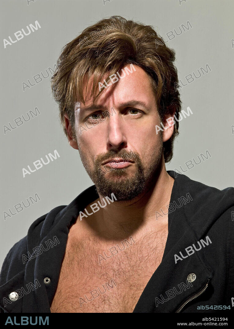 ADAM SANDLER en ZOHAN: LICENCIA PARA PEINAR, 2008 (YOU DON'T MESS WITH THE ZOHAN), dirigida por DENNIS DUGAN. Copyright HAPPY MADISON PRODUCTIONS/RELATIVITY MEDIA.