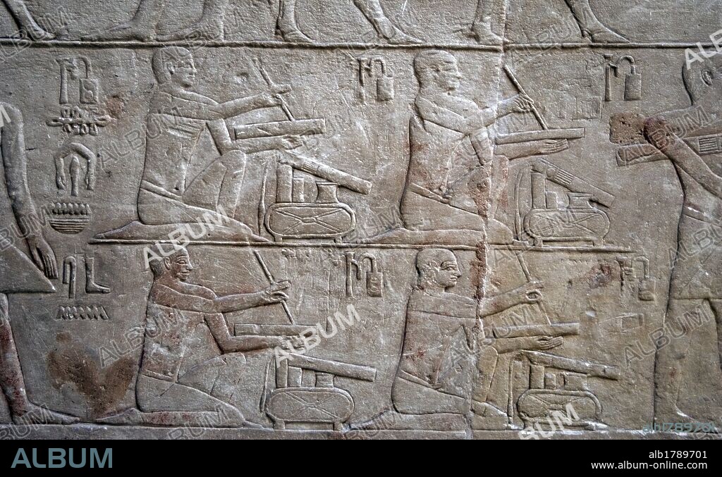 ARTE EGIPCIO. EGIPTO. MASTABA DE MERERUKA o MERI (MERA). Tumba familiar de un alto funcionario de la VI DINASTIA del IMPERIO ANTIGUO. Con una única entrada al interior. Sus paredes se encuentran ricamente decoradas con RELIEVES menfitas. Detalle de uno de ellos, con la representación de ESCRIBAS FUNCIONARIOS. NECROPOLIS SAKKARA.
