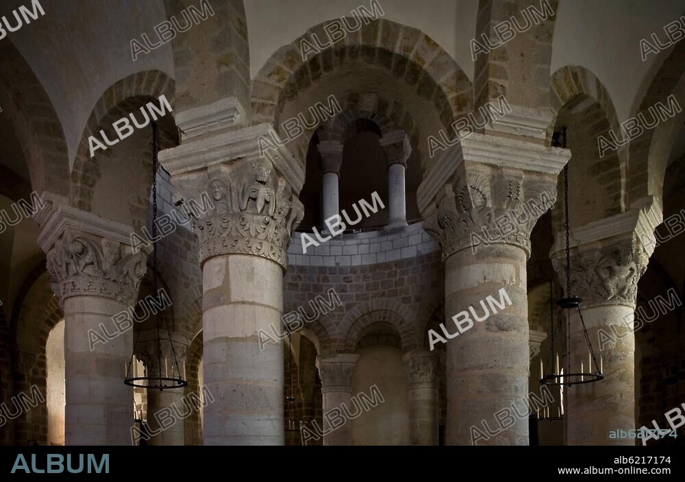 Neuvy-Saint-Sépulchre (Dép. Indre, Frankreich, Kirche-Église Saint-Jacques (Stiftskirche a.d.Pilgerweg nach Santiago de Compostela; erbaut ab ca. 1040 nach dem Vorbild der Grabeskirche in Jerusalem).-Innenansicht der Rotunde (Mitte 11.-Ende 12.Jh.) mit Blatt-und figürlichen Kapitellen.-/ Foto, undat.