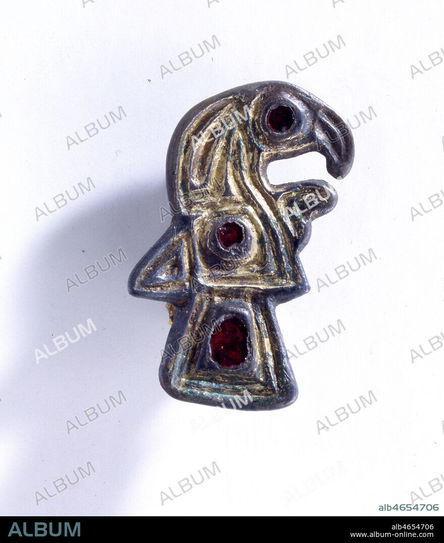 Fibule en forme d'aigle de l'epoque merovingienne (481-751) decouverte sur le site de Sauville. Les orfevres merovingiens se montrerent tres habiles dans la maitrise des techniques de l'orfevrerie, auxquelles ils melerent des inspirations romaines, comme l'aigle qui est une adaptation d'un motif imperial. Musee d'Epinal. Credit : Photo Prud'homme/KHARBINE-TAPABOR.