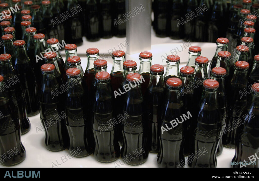 BOTELLAS EN UNA LINEA EMBOTELLADORA en funcionamiento, en el interior del MUSEO MUNDO DE LA COCA-COLA (WORLD OF COCA-COLA). Inaugurado en 2007 para conocer la historia de la bebida y la compañía Coca-Cola. Atlanta. Estado de Georgia. Estados Unidos.