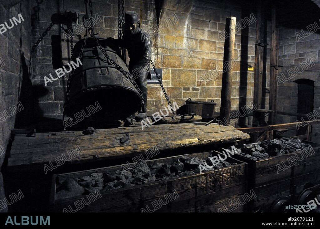 HISTORIA DE LA MINERA. Interior de una mina de carbón con minero cargando los vagones con el mineral extraido. Deutsches Museum (Museo de la Ciencia y Tecnología). Munich. Alemania. Europa.