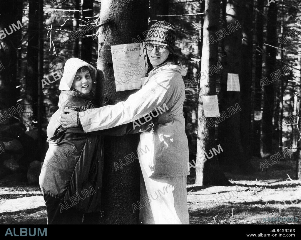 ÖDSMÅL 1987-10-13. Birgitta Sjödin och Jakob Nilsson håller om ett träd de vill skydda från motorvägsbygget. *** Local Caption *** GP. Foto: Kamerareportage / TT / Kod: 2524.