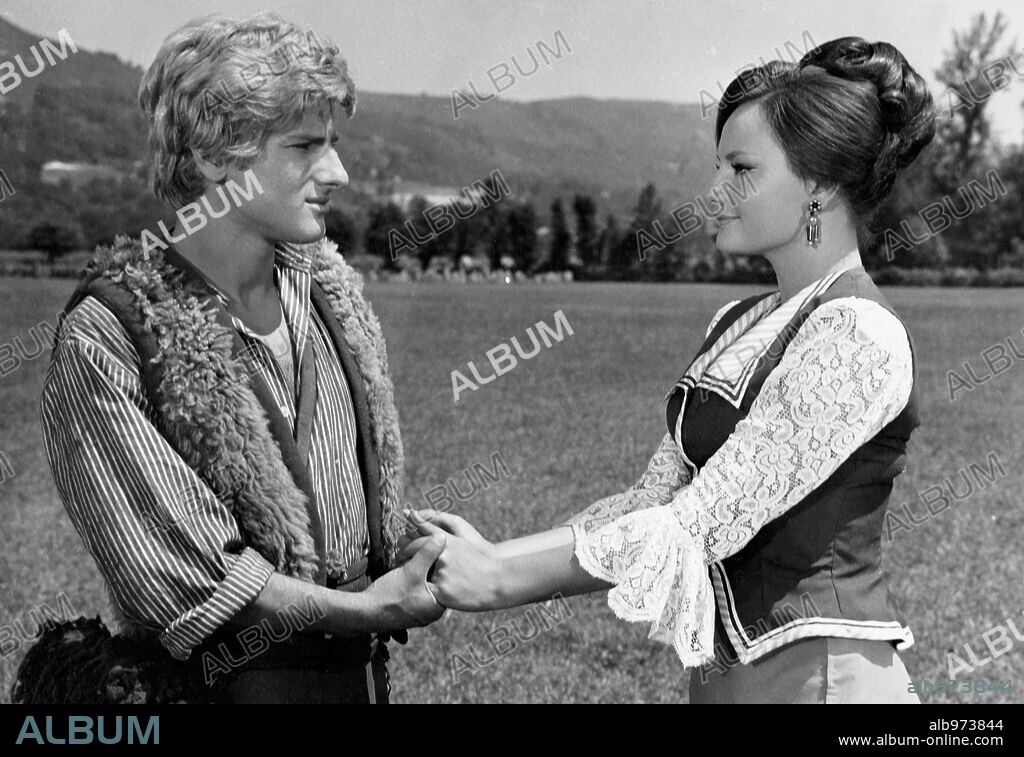 PACA GABALDON y RAMON PONS en MARUXA, 1968, dirigida por JUAN DE ORDUÑA. Copyright TELEVISION ESPAÑOLA.