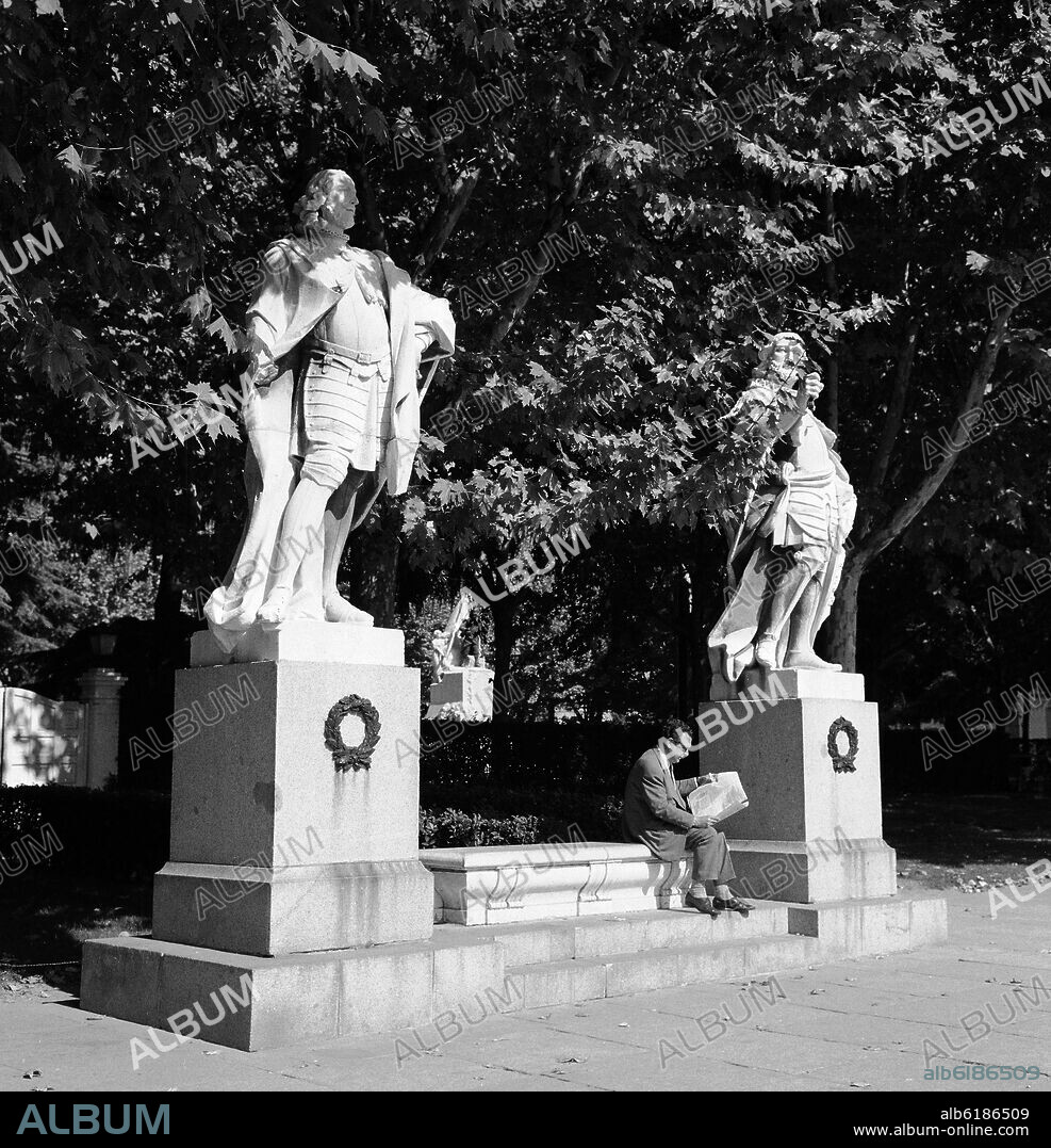 ESTATUAS DE REYES ESPAÑOLES - SIGLO XVII - FOTOGRAFIA EN BLANCO Y NEGRO - AÑOS 60 -.