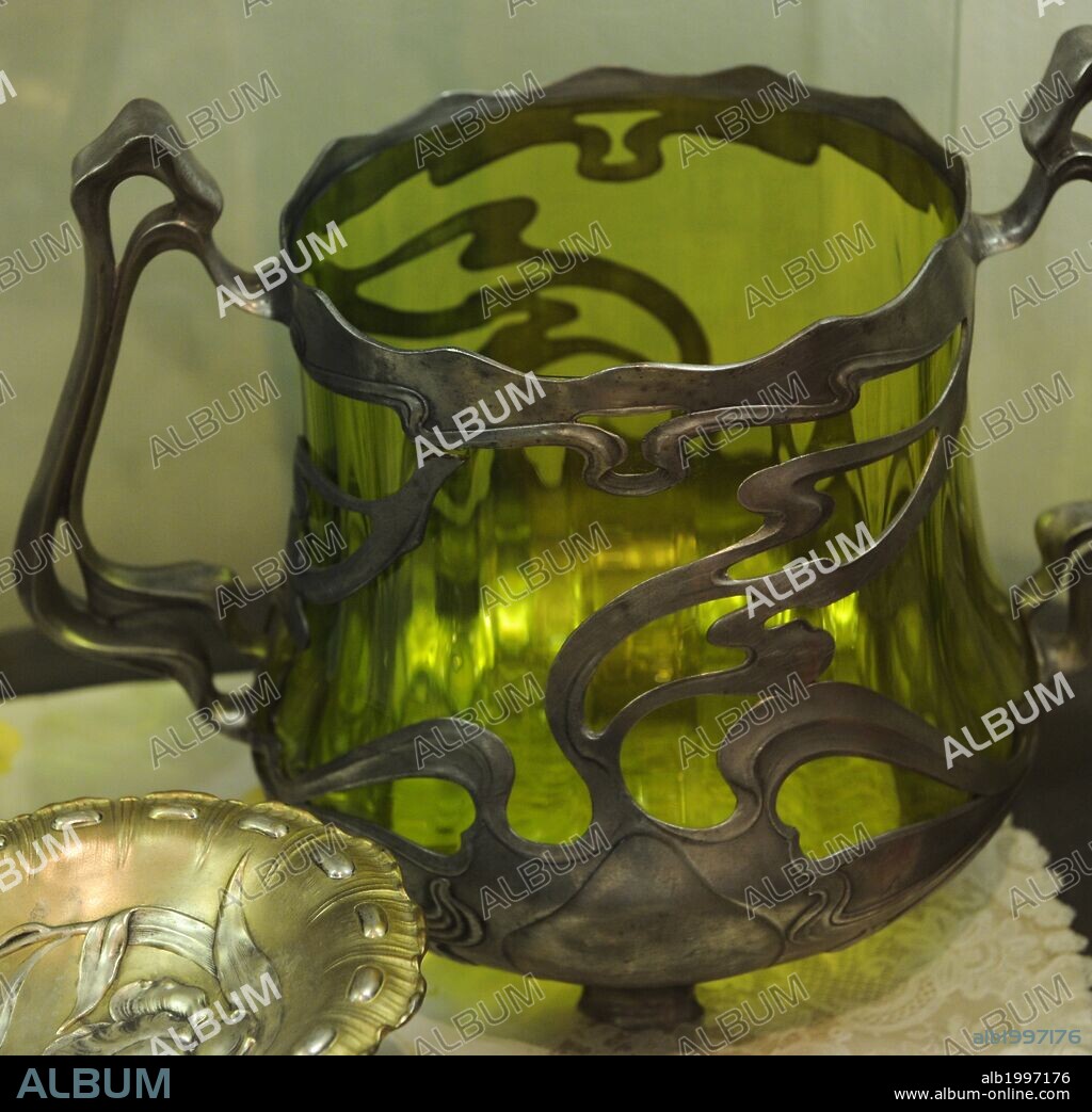 ARTE MODERNISTA. ART NOUVEAU. EUROPA. Bol decorado según el estilo de la época de principios del siglo XX "Art Nouveau". Museo de la Historia y la Navegación. Riga. Letonia.