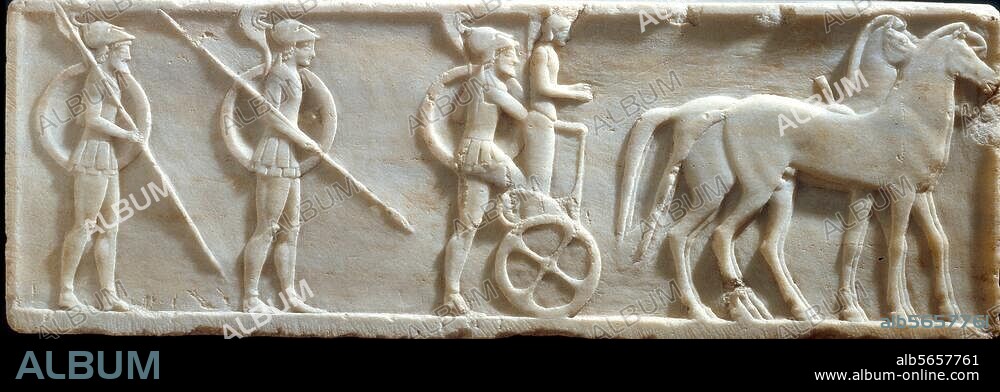 Art grec, attique, vers 500-490 av. J.-C. - Hoplites et char. Bas-relief, socle de Kouros. Marbre, H. 0,28. Découvert en 1922 dans le mur de Thémistocle, Kéramikos, Athènes. Inv. Nr. 3477. Athènes, Musée National d'Archéologie.