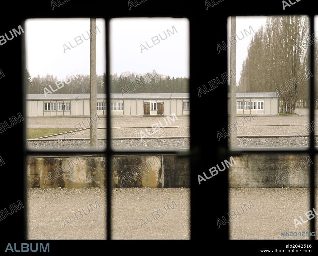 Campo de concentración nazi de Dachau. Actualmente funciona un Memorial y Museo sobre el Holocausto y la persecución política en el Tercer Reich. Vista del exterior desde el interior de un barracón. Alrededores de Dachao. Norte de Múnich. Baviera. Sur de Alemania.