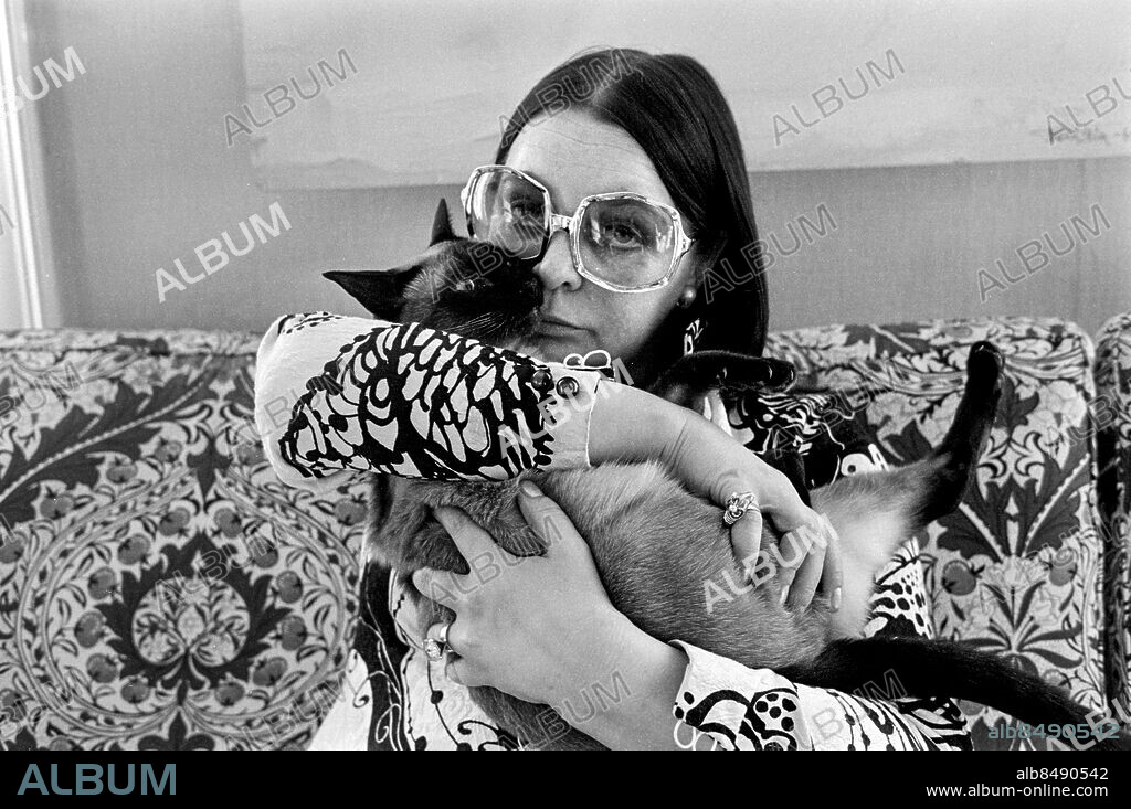 STOCKHOLM 1970-06.. Loka Enmark, författare, med en katt.. Foto: Ulf Stråhle / RiR / SVT / Kod: 5600. Bild och reportage publ. i RiR 24/70 sid. 16-19, 50 inför TV-programmet Stycken om kärlek.. RiR 19874 sv/v neg  . Sällskapsdjur.