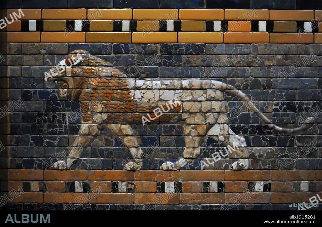ARTE MESOPOTAMICO. PERIODO BABILONICO. VIA PROCESION con el FRISO DE LOS LEONES. Reconstrucción en cerámica vidriada del original procedente de Babilonia (siglo VI a. C.). Construido durante el reinado de Nabucodonosor II (605-562 aC). Museo de Pérgamo. Berlín. Alemania. PERGAMON MUSEUM. BERLIN.
