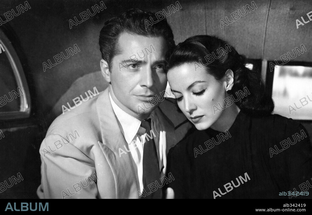 MARIA FELIX y ROSSANO BRAZZI en LA CORONA NEGRA, 1951, dirigida por LUIS SASLAVSKY. Copyright SUEVIA FILMS-CESAREO GONZALEZ/GUION  PROD. CINEMATOGRAFICAS.