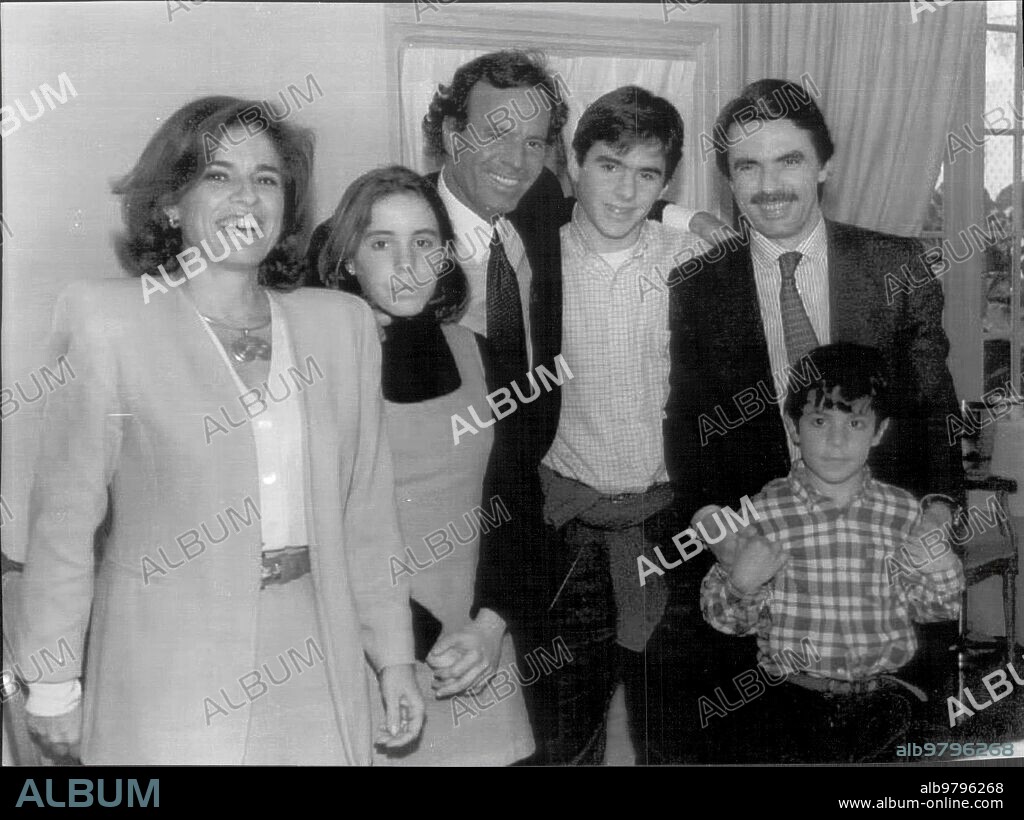 Valencia, 29/2/1996.- en la Foto, Julio Iglesias junto A la familia Aznar antes del mitin que el partido popular Celebró en Valencia.