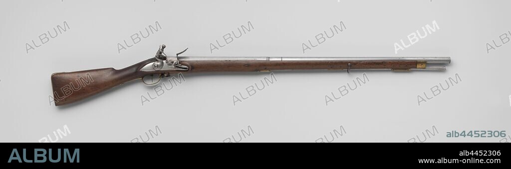 Flint Cadet Rifle for the State Army, The castle is unprocessed. The barrel has a double ring and a cut ring, but has no visor device, a mark in the shape of a rooster is stamped on the bottom and another mark not to be identified, on top is ST.Z 25.G. stamped, with DM to the left. The flask is simply cut, including a cavity in the flask cheek. The gold-plated brass fittings consist of, among other things, a front drawer belt, three angular loading rod sleeves, a J-shaped screw plate, a pair of iron hinged brackets and a steel loading rod., Koninklijke Geweerfabriek Culemborg, Culemborg, 1799 - 1809, copper (metal), gilding (material), iron (metal), steel (alloy), wood (plant material), cutting, l 107.1 cm h 17 cm × d 6 cm × w 3.3 kg l 76.2 cm d 14.1 mm.