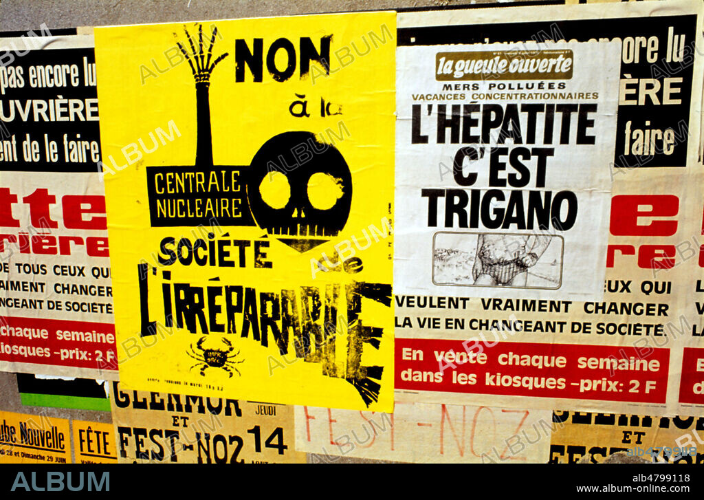 Non a la centrale nucleaire. Affiches antinucleaires, de Lutte ouvriere ou de Fest-noz et une de La Gueule ouverte collees sur un mur de Lannion en Bretagne. Photographie de Didier PIZZI de 1976. Credit : Collection Pizzi/Kharbine-Tapabor.
