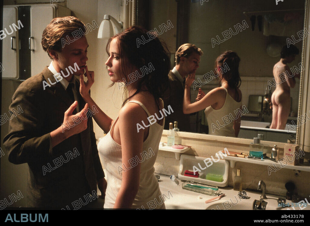 EVA GREEN y MICHAEL PITT en SOÑADORES, 2003 (THE DREAMERS), dirigida por BERNARDO BERTOLUCCI. Copyright RECONDED PICTURE COMPANY/PENINSULAÑ FILMS/FICTION FILMS.
